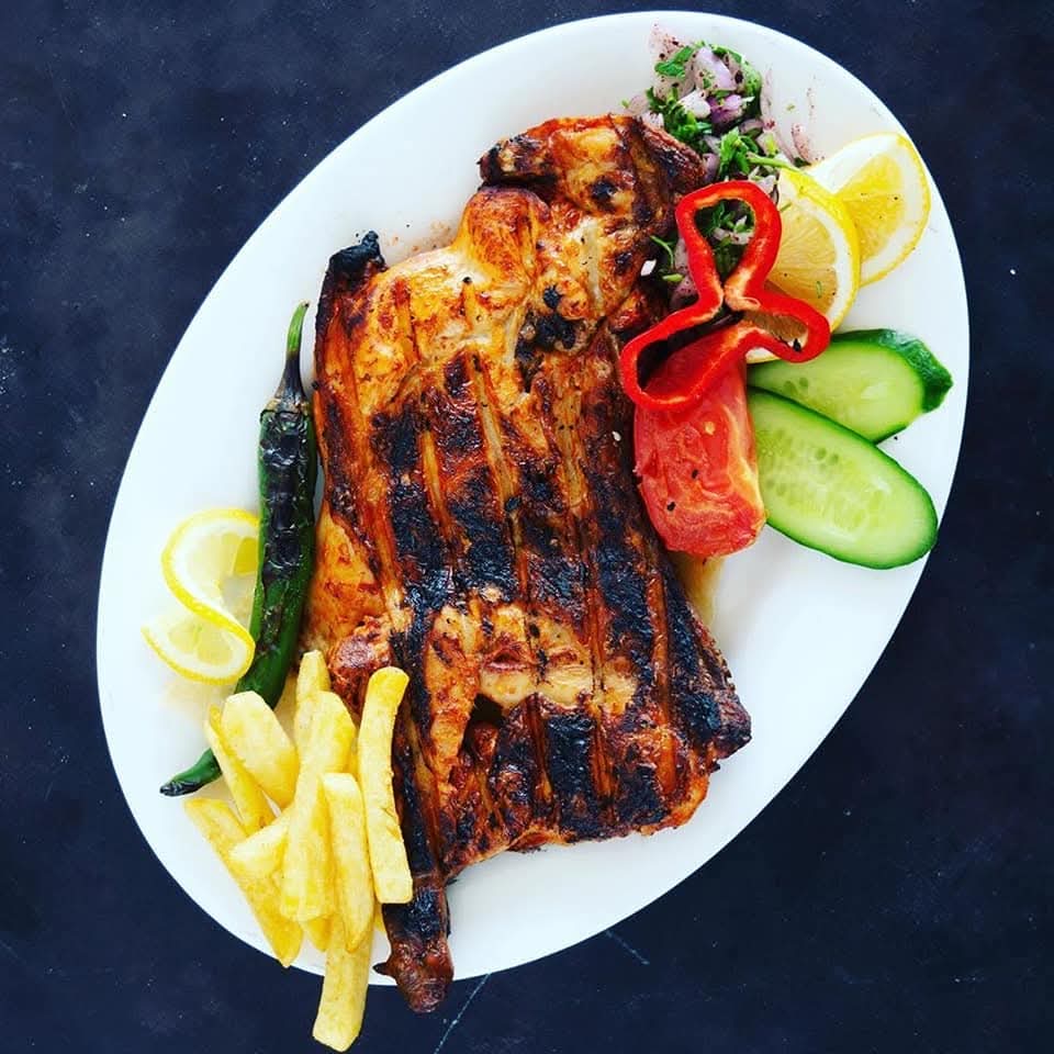 وجبة نصف دجاج على الفحم